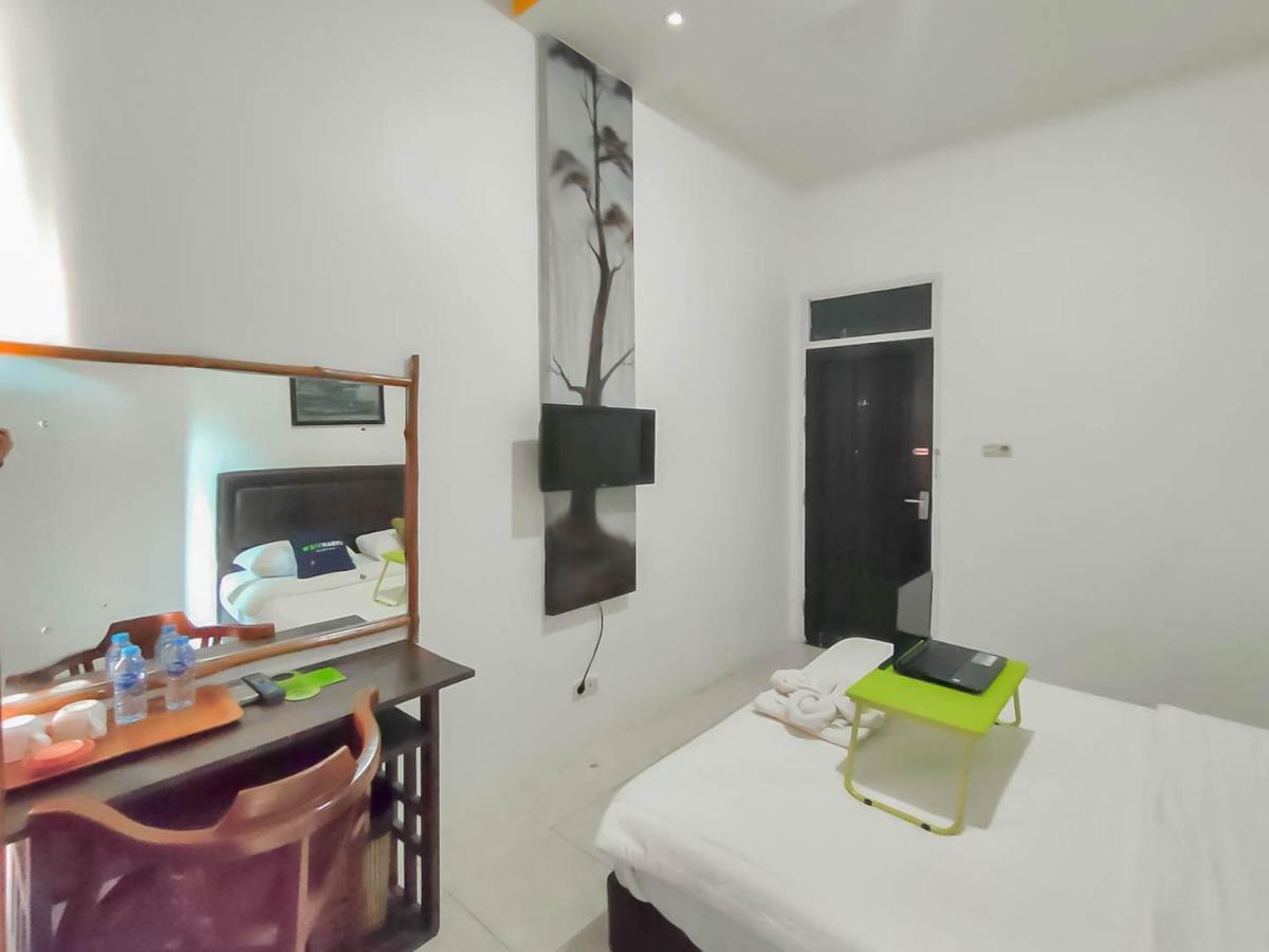 Urbanview Hotel Bagoes Sintang By Reddoorz Zewnętrze zdjęcie