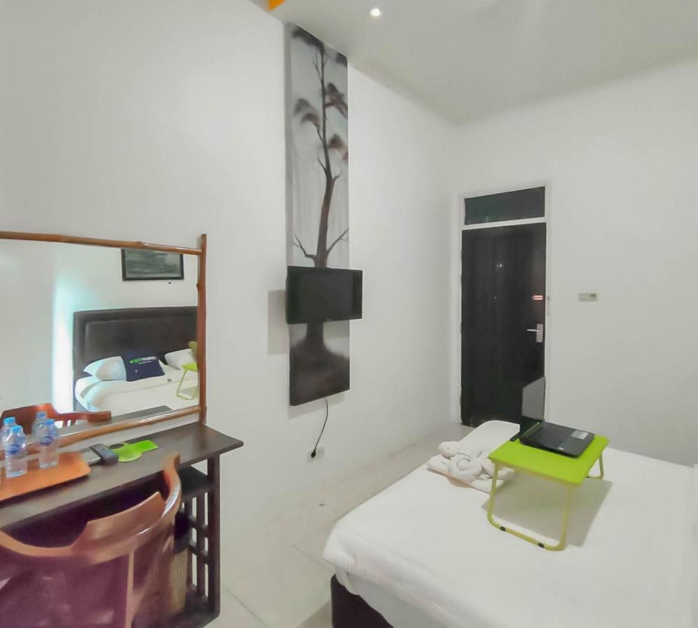Urbanview Hotel Bagoes Sintang By Reddoorz Zewnętrze zdjęcie